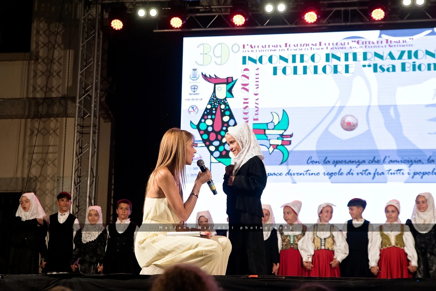 Claudia Licheri durante un incontro internazionale di folklore