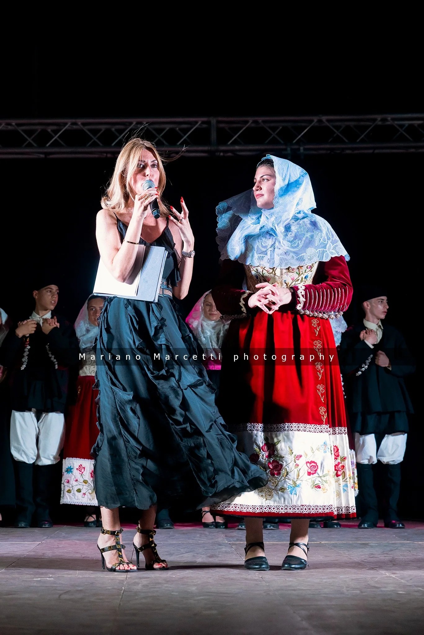 Claudia Licheri durante un evento dedicato al folklore e alle tradizioni